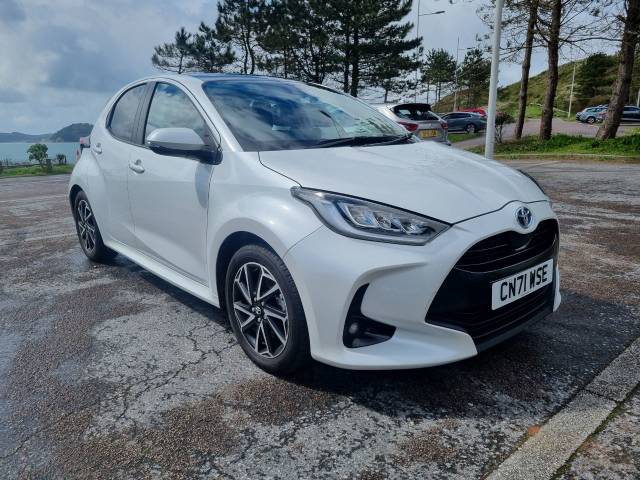 Toyota Yaris 1.5 Hybrid Design 5dr CVT Hatchback Petrol / Electric Hybrid White